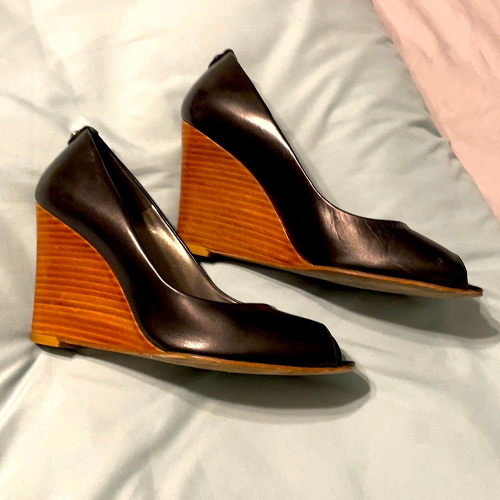 Stuart Weitzman blk peep toe wedges